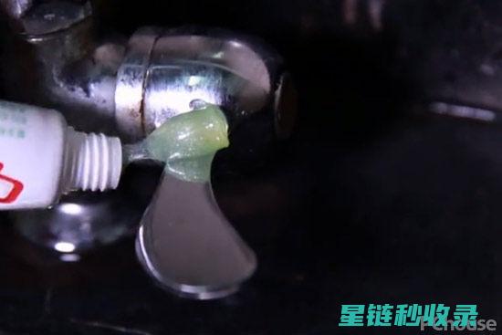 水槽深度清洁：去除顽固污渍和异味的方法 (水槽深度清洁方法)