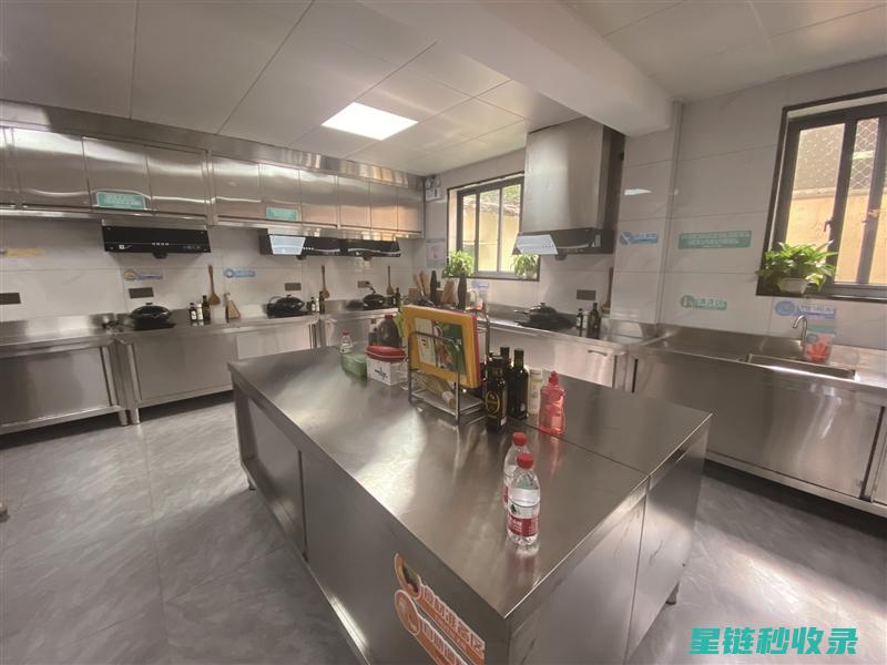厨房油烟对开关面板的影响，如何做好防护和清洁 (厨房油烟对开门有用吗)